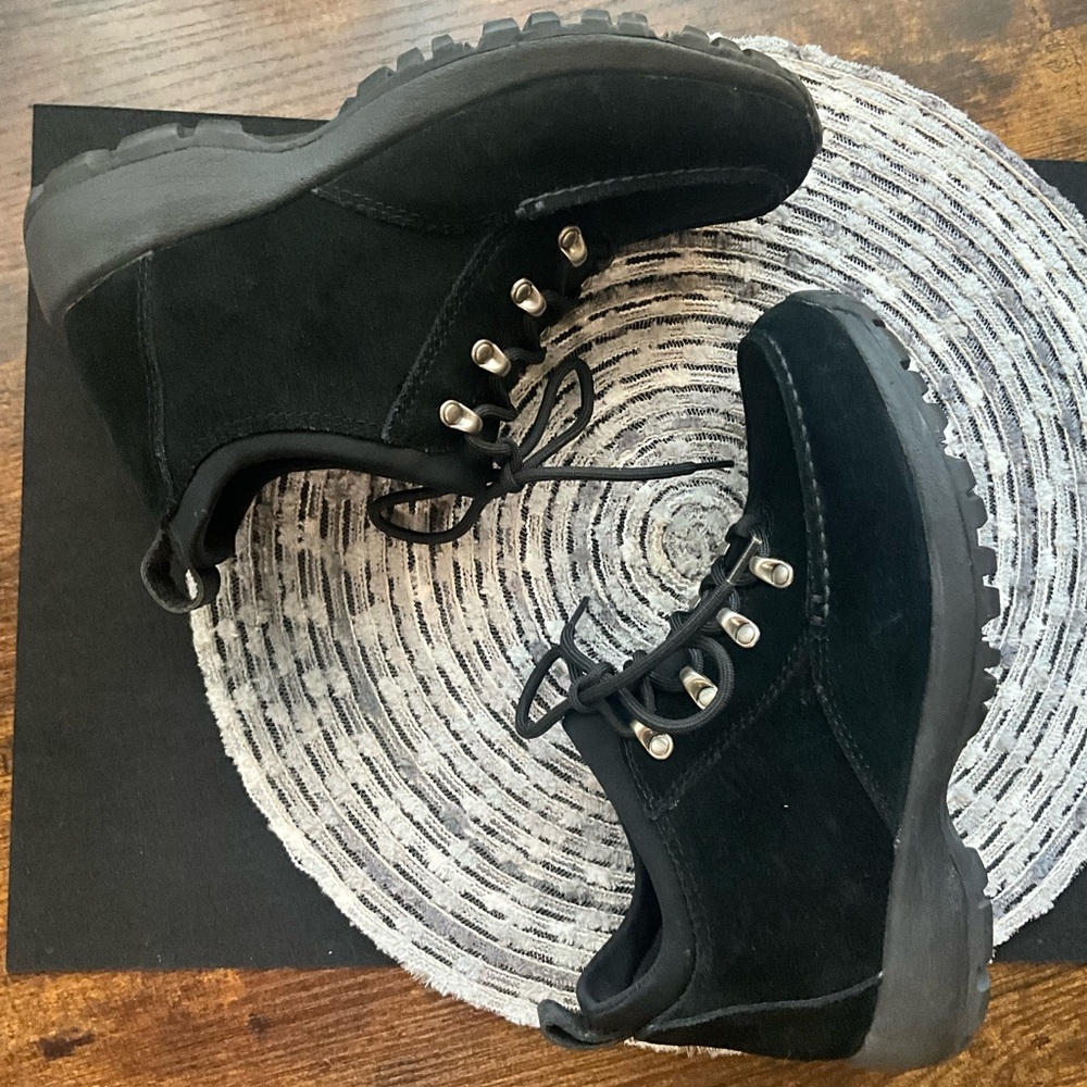 Lands End Womens 8 Black Suede Mid Top Sneakers Hiking Boots.